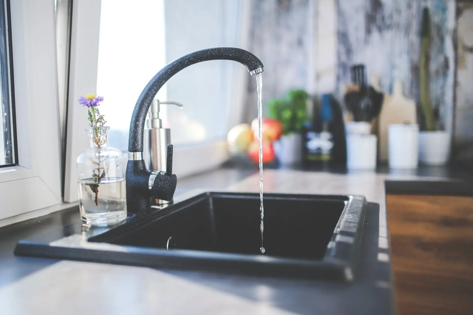 Problèmes d'eau.
Solutions traitement d'eau.
Filtre catalyseur d'eau.
Odeur de l'eau.
Tâches d'eau.
Couleur de l'eau.
Goût de l'eau.
Usure de plomberie par l'eau.
Eau contaminée.
Bactéries dans l'eau.
Purification de l'eau.
Qualité de l'eau potable.
Filtration d'eau avancée.
Analyse de l'eau.
Systèmes de traitement de l'eau. Odeur eau. Plomberie usé. Usage prématuré plomberie. Mauvais goût eau. Eau mauvais goût. Eau qui pue.